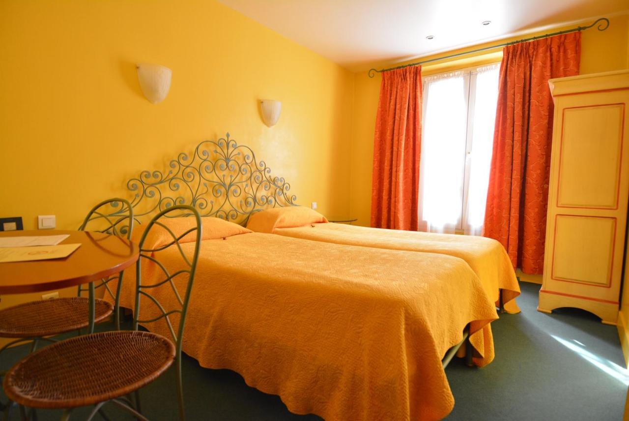 Zweibettzimmer mit eigener Dusche und WC